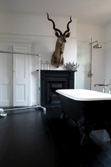 Черно-бяла баня с камина