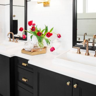 Черно-бяла баня с тъмни мебели