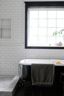 Черно-бяла малка баня