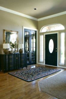 Тъмни врати в светъл интериор