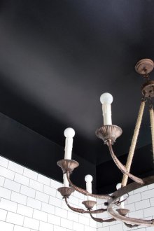 Черен таван в бяла вана