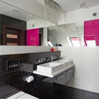 Черно-бяла баня с розови акценти