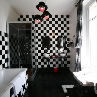 Черно-бяла шахматна баня