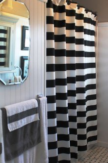 Черно-бяла завеса в банята