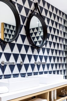 Черно-бяла триъгълна плочка в банята