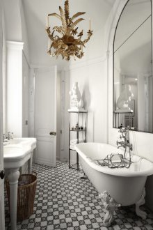 Тесен черно-бял санитарен възел