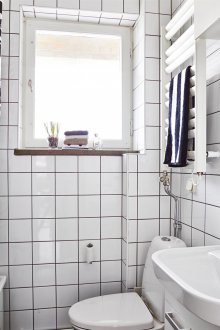 Черна фугираща смес и бяла плочка в банята