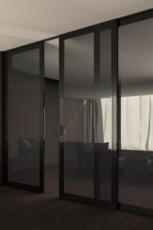 Плъзгащи се врати от тъмно стъкло и тъмен под