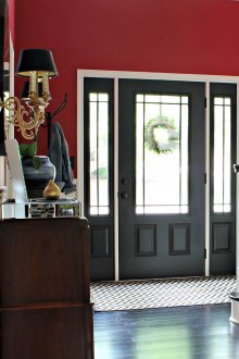 Черна врата и под в коридора