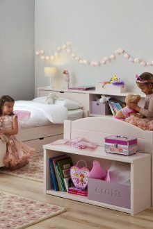 Детска стая за момичета с гирлянди