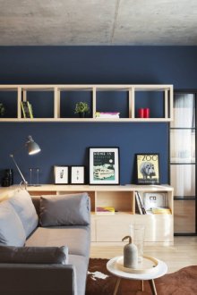 Черни врати към стаята, изработени от дърво и стъкло