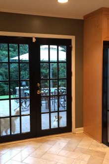 Красиви черни врати към задния двор на къщата