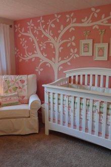 Рисуване на стената на детска стая за момиче