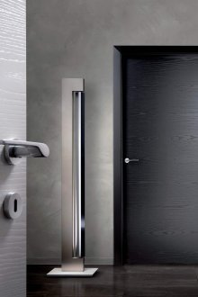 Черна врата и тъмни плочки в интериора