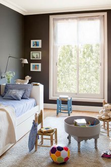 Детската стая за момичето е тъмна