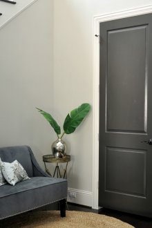 Черна интериорна врата в светъл интериор