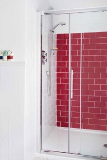 Kastanienbraune Fliesen im Badezimmer