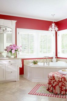Rotes klassisches Badezimmer
