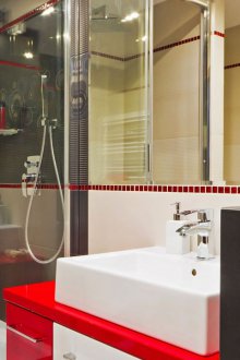 Rotes Dekor im Badezimmer