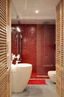 Holzmöbel in einer roten Badewanne