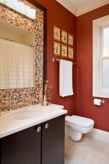 Rote Badezimmergestaltung