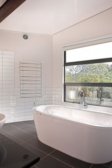 Rotes Badezimmer im Haus