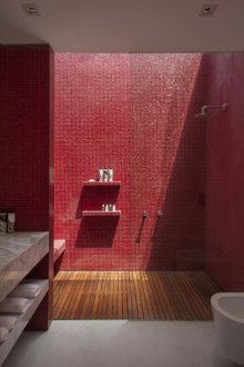 Rotes Badezimmer mit Dusche
