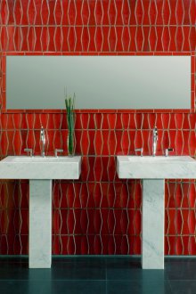 Gelockte rote Fliese im Badezimmer