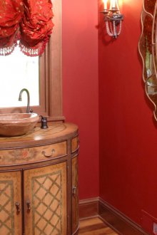 Rotes Badezimmer im französischen Stil