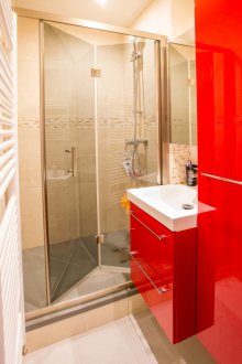Rotes glattes Badezimmer
