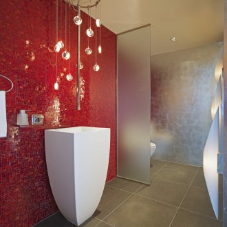 Rotes Hightech-Badezimmer