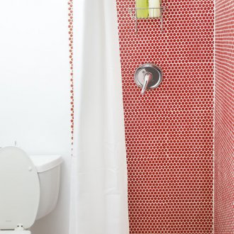 Rotes Badezimmer Interieur