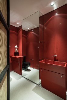 Roter Kunststein im Badezimmer