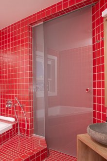 Rote Fliesen im Badezimmer