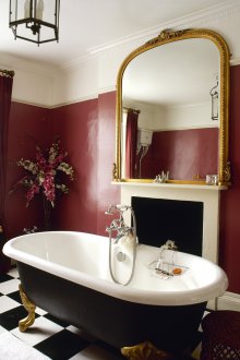 Rotes Badezimmer mit Kamin