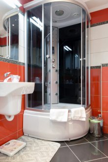 Rote Keramikfliesen im Badezimmer