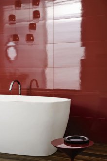 Badezimmer aus rotem Feinsteinzeug