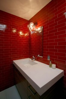 Rot gefliestes Badezimmer