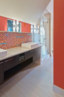 Korallenrotes Badezimmer