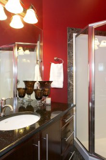 Rotes Badezimmer mit bemalten Wänden