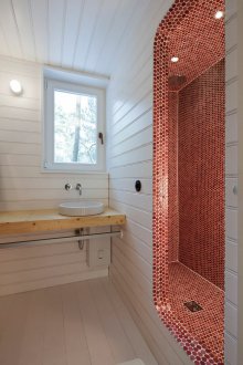 Rotes rundes Mosaik im Badezimmer