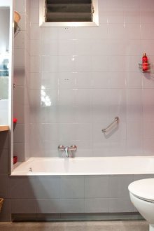 Fliesen des roten Quadrats im Badezimmer