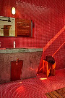 Rotes Loft-Badezimmer