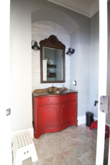 Rote Badezimmermöbel