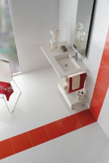 Roter Streifen des Minimalismus im Badezimmer