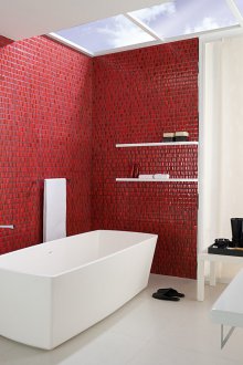 Rotes Mosaik im Inneren des Badezimmers
