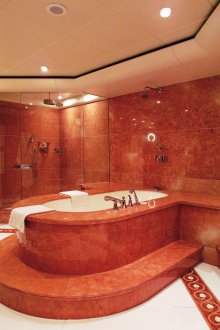 Rote Marmorfliesen im Badezimmer