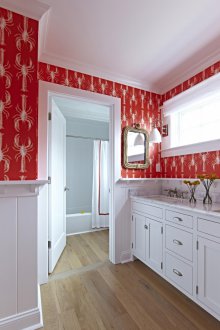 Rote Tapete im Badezimmer