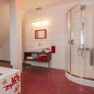 Roter Badezimmerboden