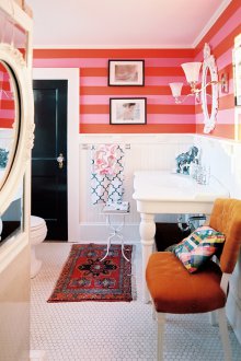 Rot gestreifte Wände im Badezimmer